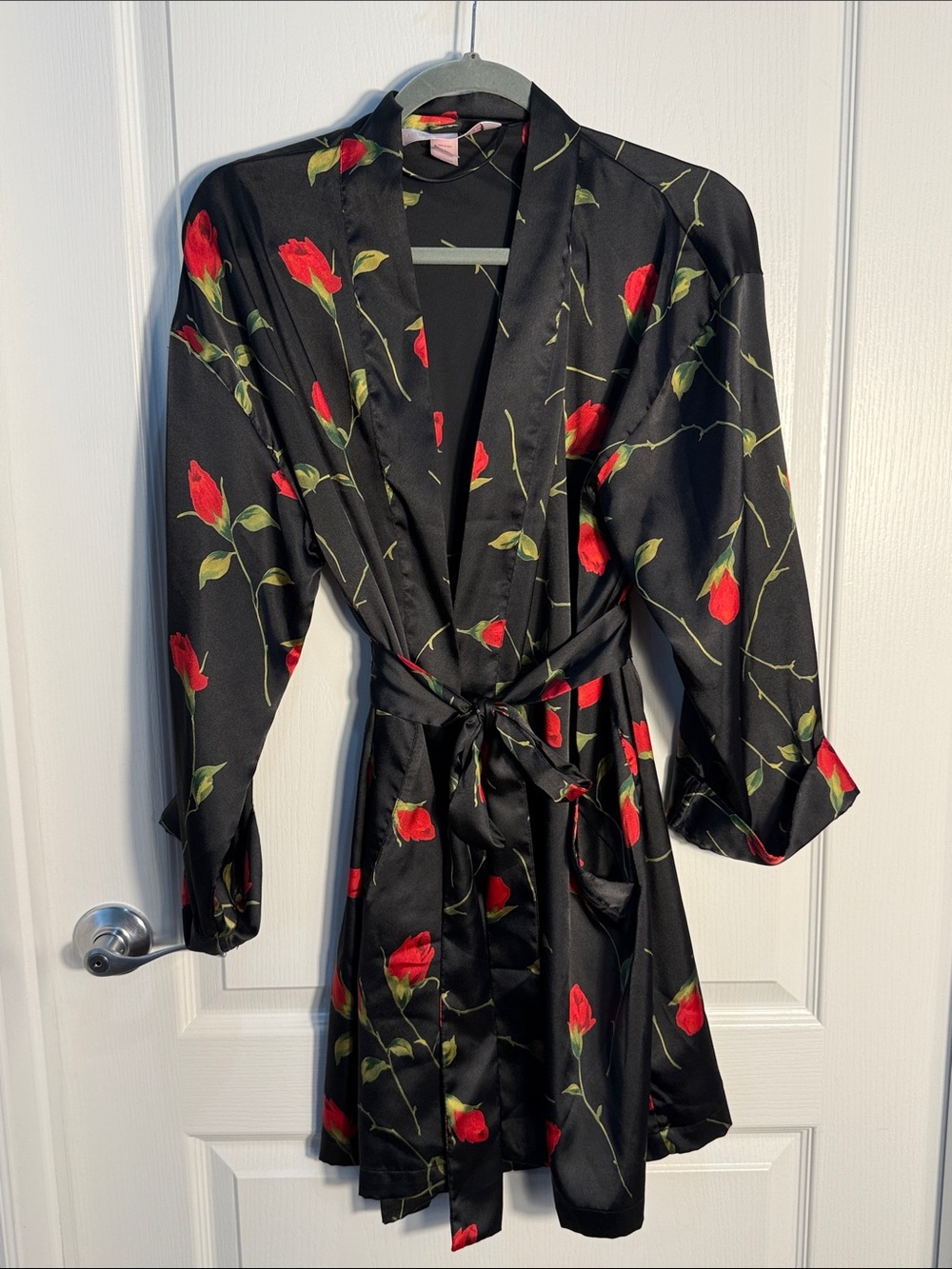 Victoria's Secret Black Robe with Red Rose Print Pockets Size S Lgth 35”